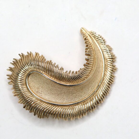 Vintage CROWN TRIFARI Signed Gold Tone Textured Feather Brooch Pin Mid-Century - Picture 11 of 11
